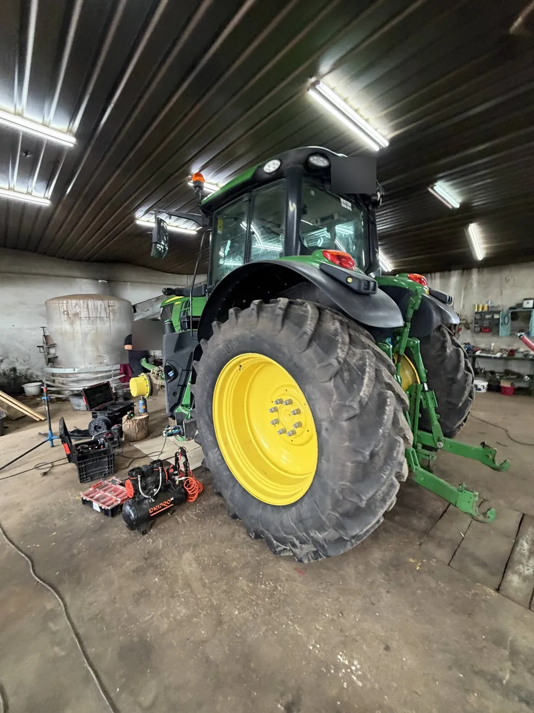 Zdjęcie 3 z naprawy — Naprawa zbiornika paliwa John Deere 6195M — Zajdy
