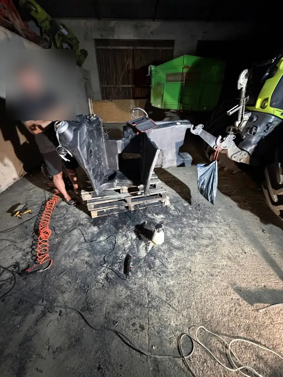 Zdjęcie 18 z naprawy — Naprawa zbiornika paliwa Claas Aksion 870 — Jerka