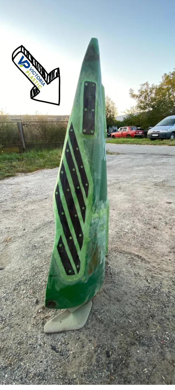 Pęknięty rozdzielacz łanu hedera kombajnu przed naprawą
