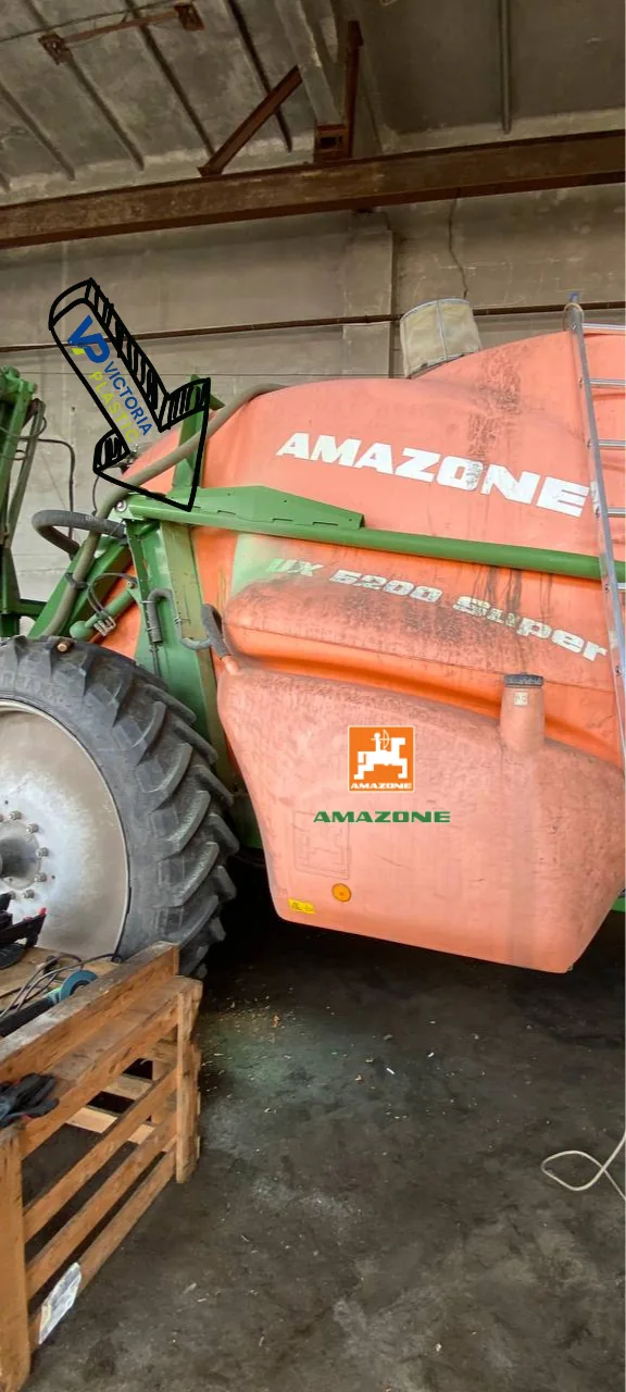 Pęknięty zbiornik opryskiwacza Amazone przed naprawą
