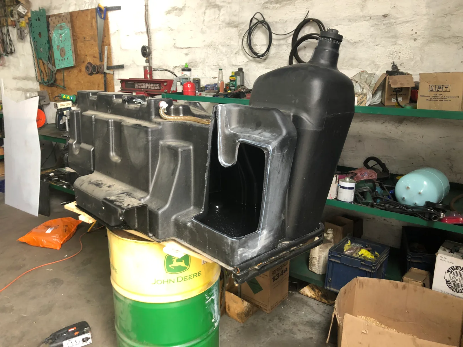 Zbiornik paliwa John Deere przed modyfikacją pod ładowacz czołowy